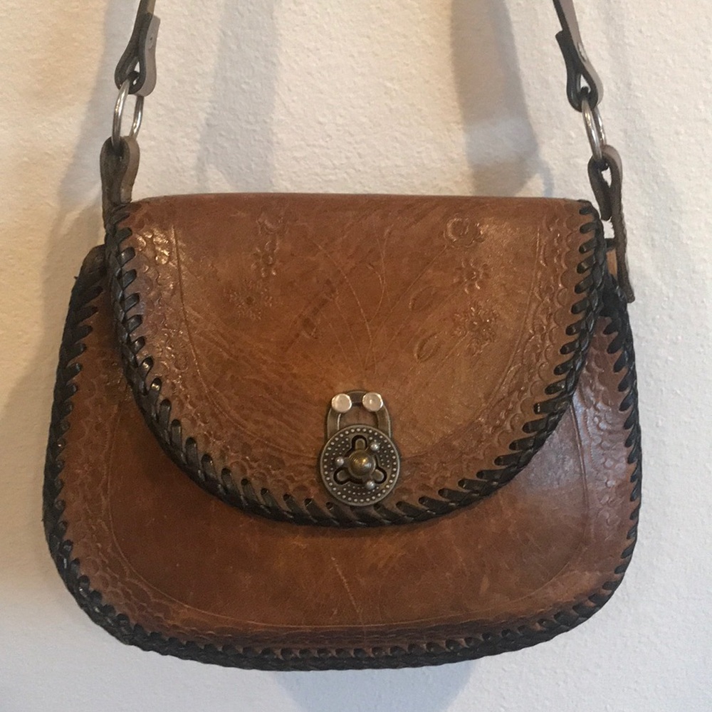 Vintage tooled Brown leather shoulder bag✌🏼🌵🦋🌺